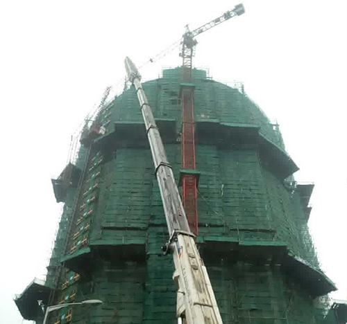 磴口吊车在工地上作业